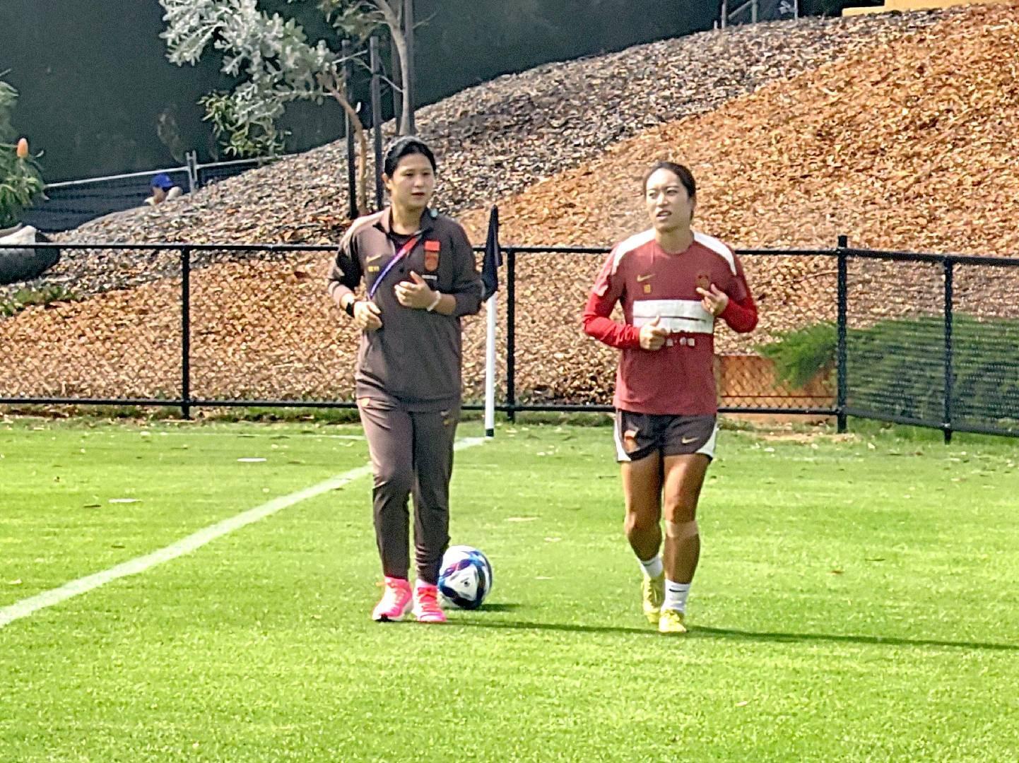 世界杯高清直播-中国女足在珀斯首次训练,唐佳丽单独训练,陈巧珠缺席